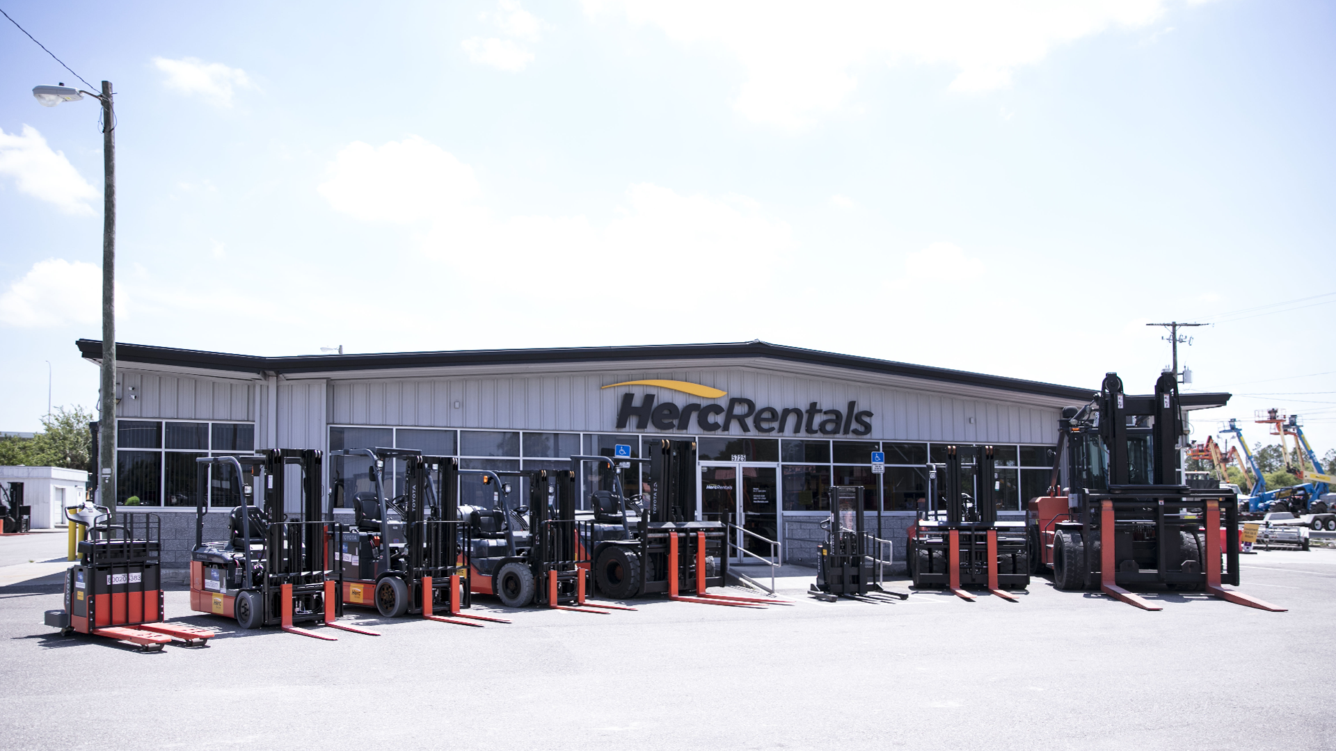 Herc Rentals provides a complete guide to understanding forklift capacity.