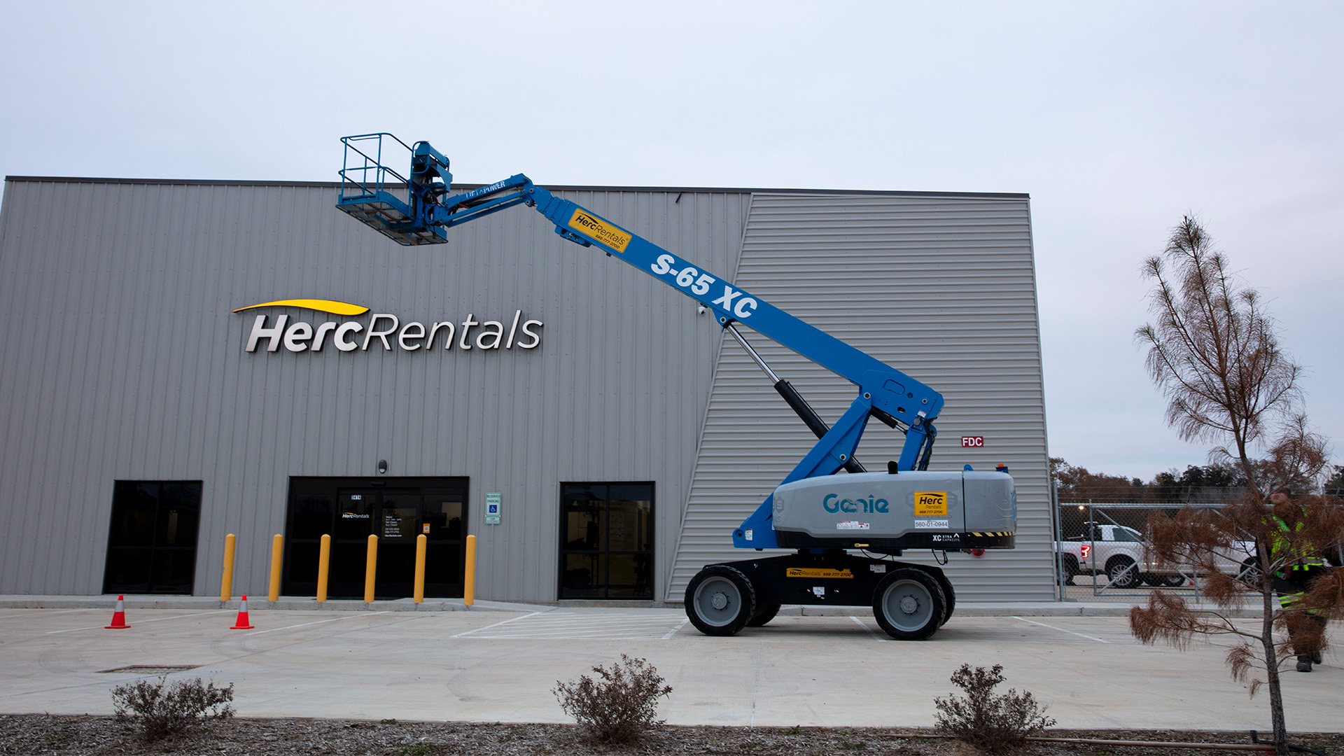 Go back to boom lift basics when choosing equipment for your jobsite. Herc Rentals details how to choose.